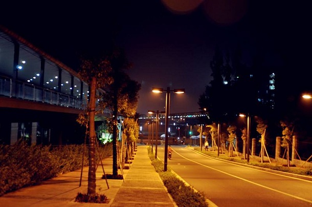 孤独的城市，夜晚的灯光一个人